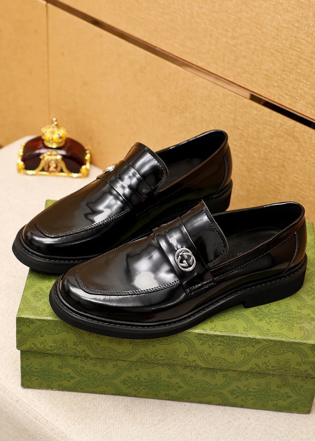 Men's shoes 💰560 💐 Product trademark: GUCCI "Gucci" casual leather shoes Regular size: 38-44 (45🉑️customized) Product materials: Selected imported first-layer open-edge beaded calfskin upper + classic hardware buckle, imported water-dyed cowhide leather lining. Strong three-dimensional visual effect, rubber outsole Color: 2⃣️colors available